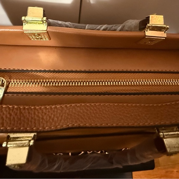 ‘F***i’ Leather Tote with Zip Closure & Gold Chain Strap. - Picture 3 of 3